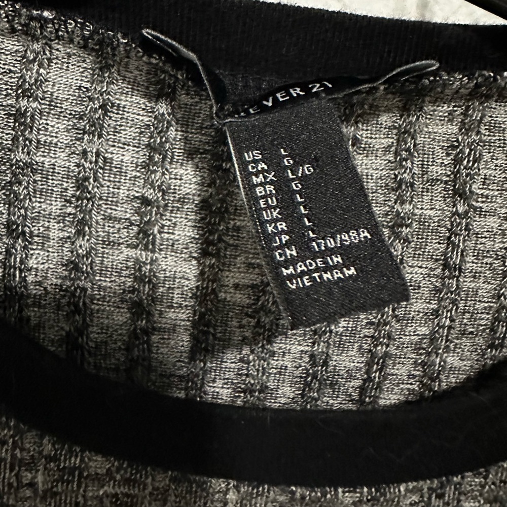 Contrast crop top by Forever 21 - Picture 4 of 4